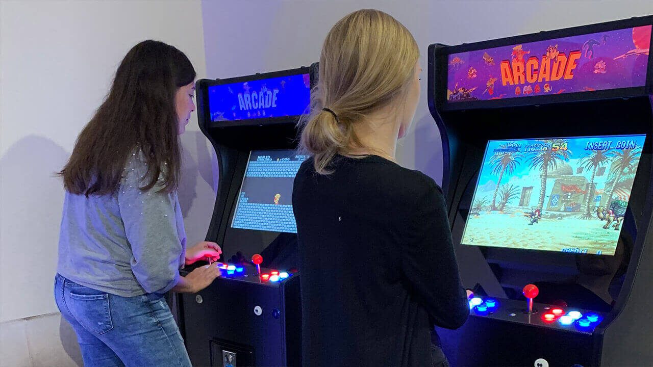 Wynajem atrakcji na imprezy retro takich jak automaty do gier arcade