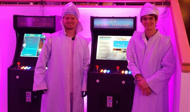 Automaty-retro-arcade-wynajem-zdjęcie Automaty do gier retro na evencie firmowym w klimatach Ster Treka