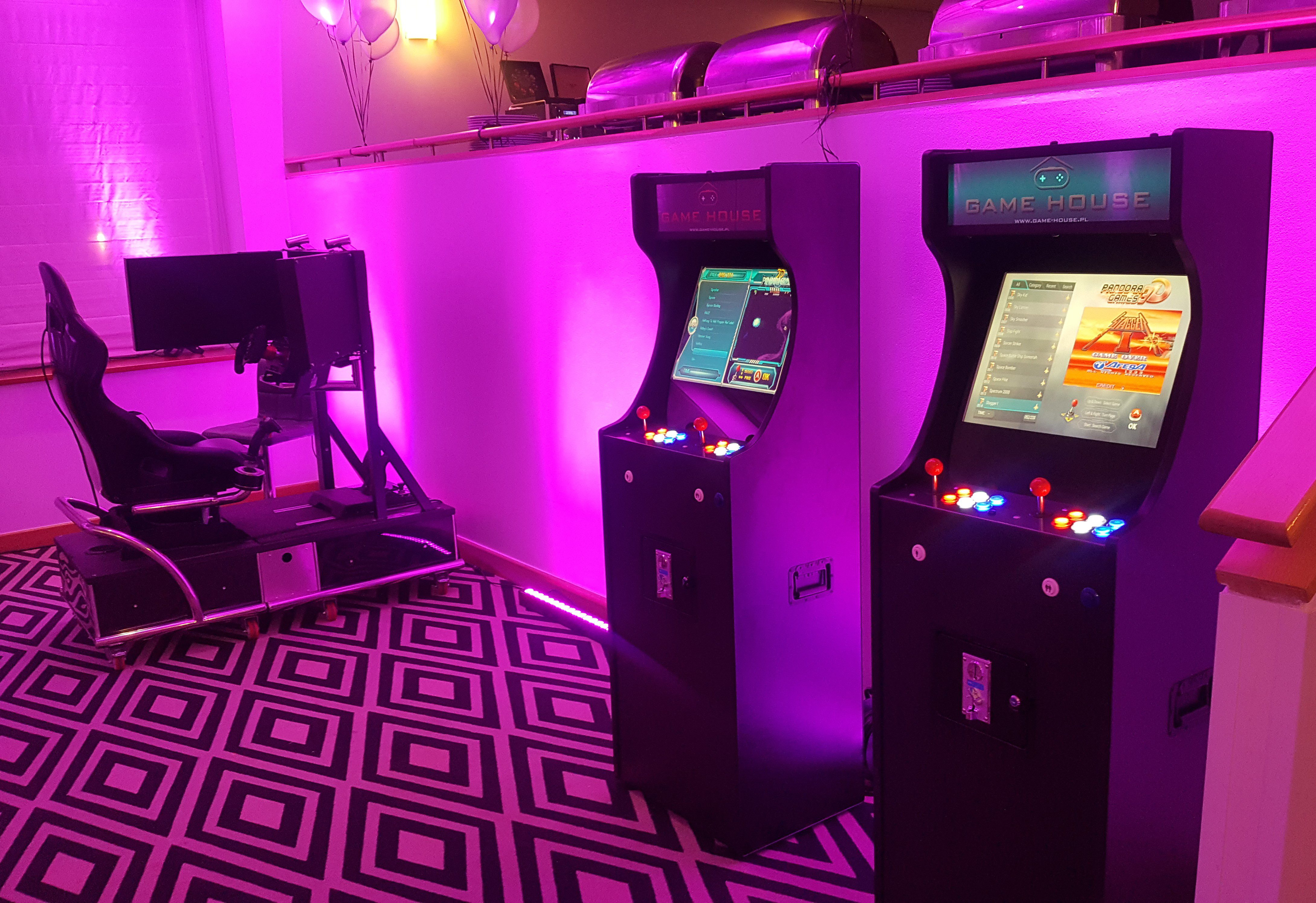 Dwa automaty do gier retro arcade i symulator rajdowy na evencie firmowym